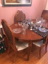 Vintage Thomasville Dining Room Table With 4 Chairs And 2 Leaves