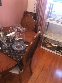 Vintage Thomasville Dining Room Table With 4 Chairs And 2 Leaves 