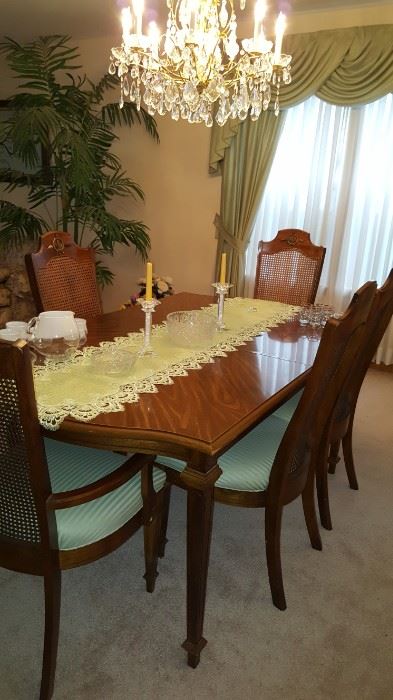 Dining Table with 2 Leaves & Six Chairs Broyhill