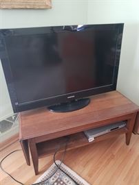 Flat screen TV; fun drop leaf console/coffee table; DVD player