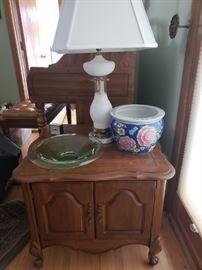 Cute end table; marble-based lamp; pottery; green glass bowl