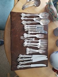 Stainless flatware set