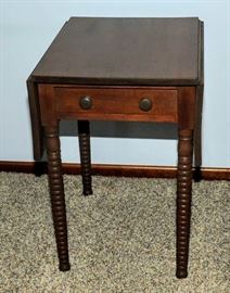 ANTIQUE SPOOL LEG ONE DROP LEAF STAND