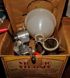 VICTORIO FOOD STRAINER SET