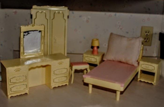 BARBI'S BEDROOM FURNISHINGS