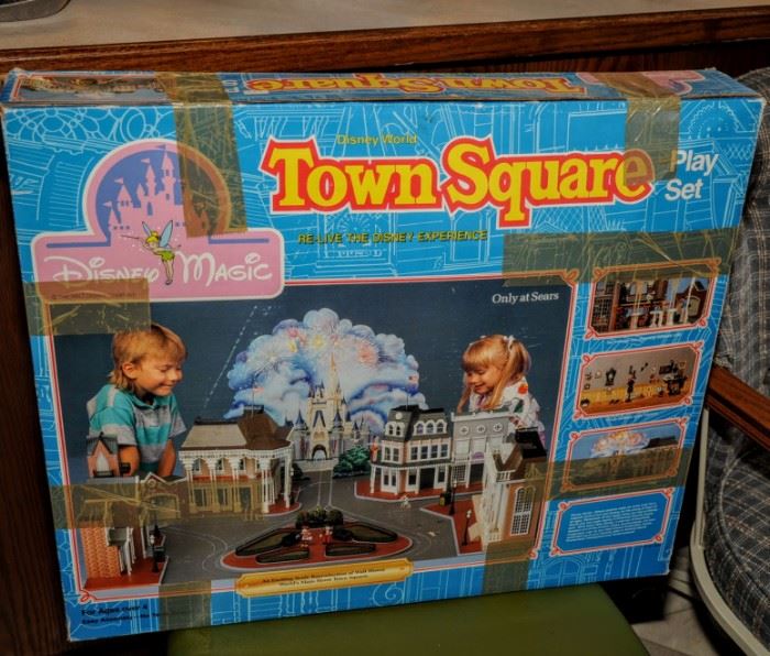 DISNEY'S TOWN SQUARE PLAY SET