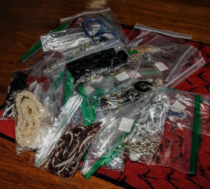 BAGGED LOT OF COSTUME JEWELRY