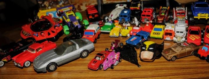 ASSORTMENT OF TOY VEHICLES