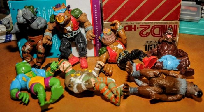ASSORTMENT OF ACTION FIGURES NINGA TURTLES VILLIANS