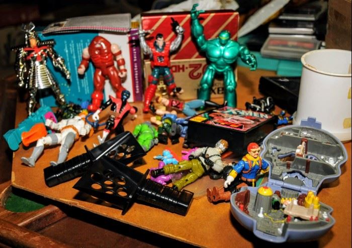 ASSORTMENT OF ACTION FIGURES