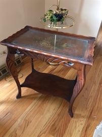 Gorgeous end table with glass top.....