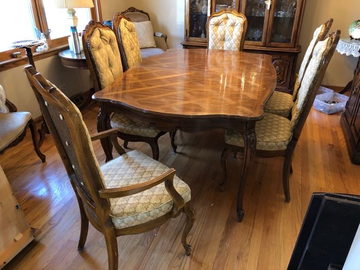 Dining room table with 4 chairs, 2 captains chairs and 1 leaf