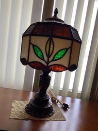 BEAUTIFUL HEAVY TIFFANY TABLE LAMP