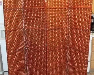 There are 2 room dividers