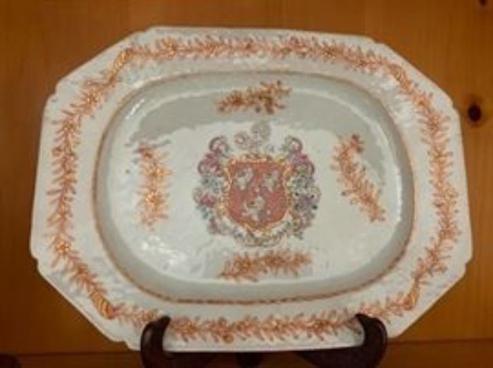 Chinese Amorial platter bearing the arms of the Bennet merchant family of late 18th century, Finsbury London.