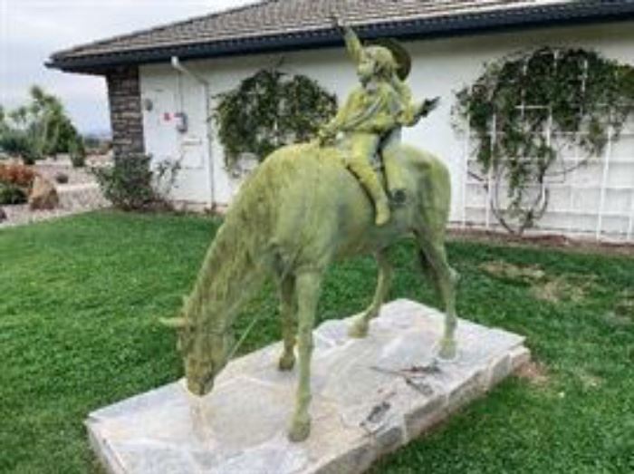 Life size horse statue 