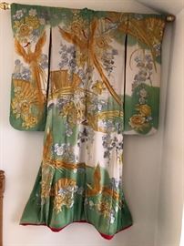 BEAUTIFUL POST WAR SILK KIMONO 