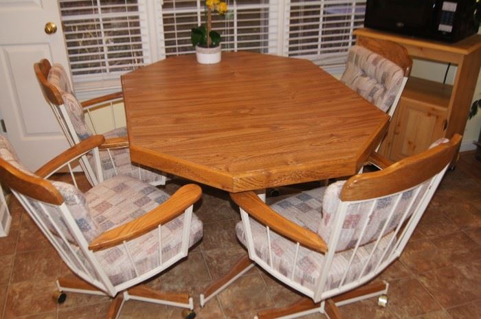 Kitchen table with 4 rolling chairs