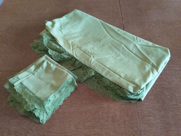Dining Room Table Cloth and Placemats