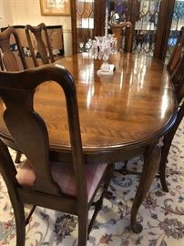 Perfect condition Ethan Allen dining room table and chairs!