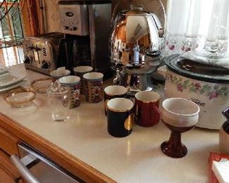 ASSORTED KITCHEN APPLIANCES