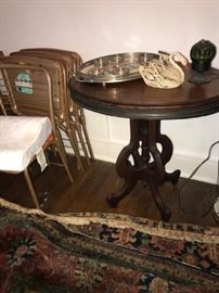 VICTORIAN TABLE, SET OF FOLDING CHAIRS