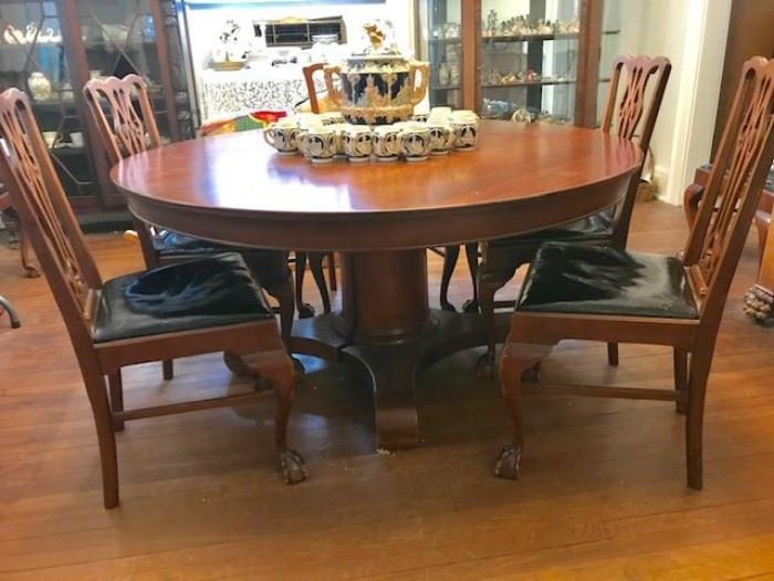 DINING ROOM TABLE WITH THREE LEAFS AND EIGHT CHAIRS