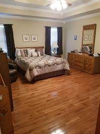 Thomasville queen bedroom furniture