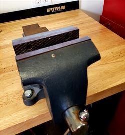 WATERLOO work bench with vice!