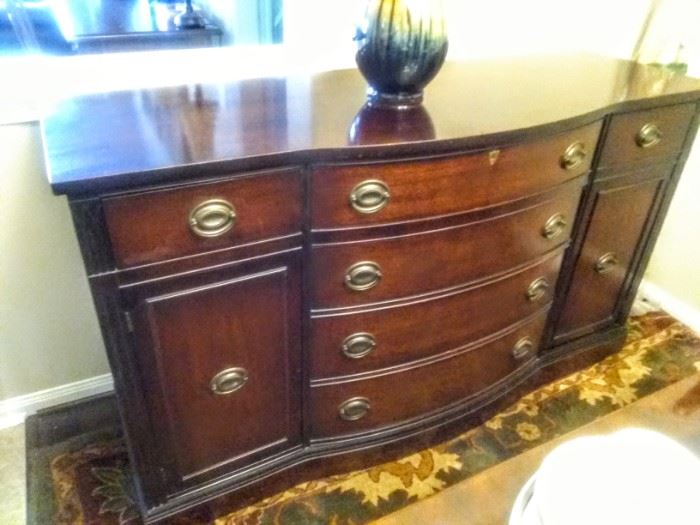 Beautiful Mahogany Duncan Phyfe Buffett/Sideboard.