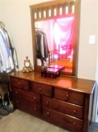Great mirrored 7-Drawers Dresser with ample storage.
