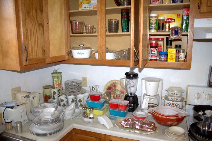 Lots of kitchenware including vintage Pyrex and Corningware