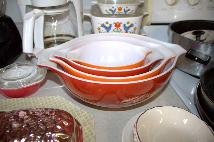 Pyrex "Autumn Harvest" mixing bowl set