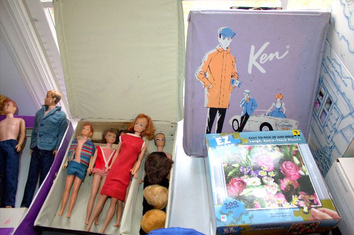 Vintage Barbie dolls / cases