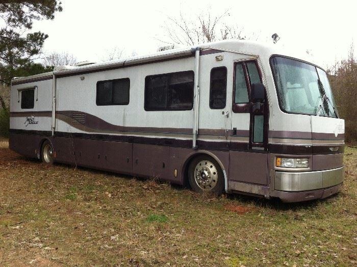 Self contained travel trailer