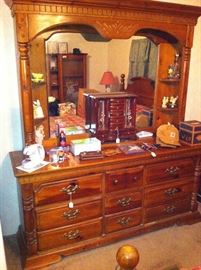 Dresser, jewelry box