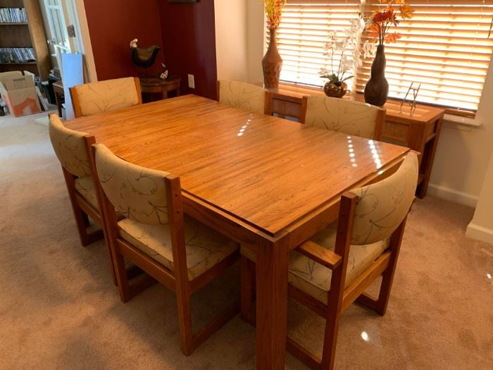Kitchen table (includes two additional Leaves)