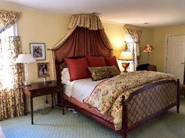 Dramatic King Bed - wonderful linens!