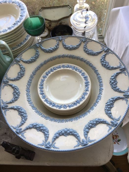 Very large Wedgwood bowl w/plates