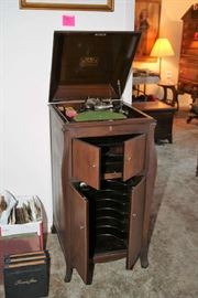 Victrola VV100 with Records - WORKS!