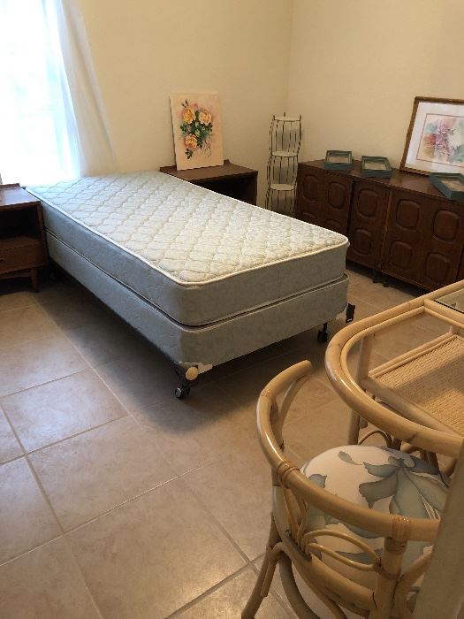 twin bed  and more mid century !!