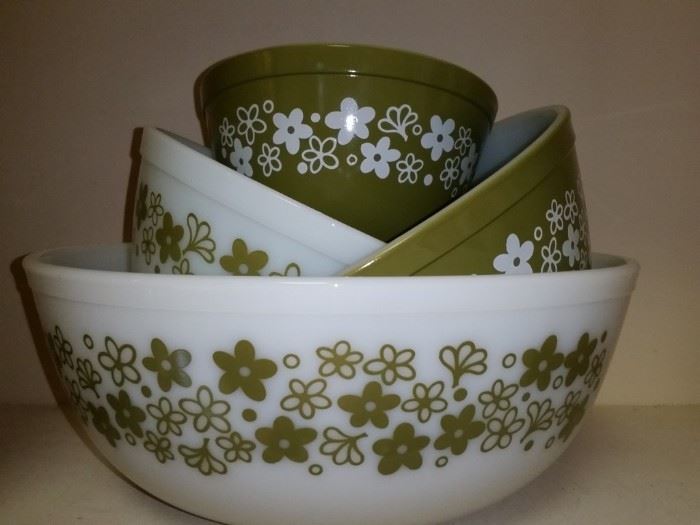 Pyrex 'Spring Blossom' (Crazy Daisy) 5 nesting mixing bowls set in avocado