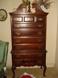 Highboy, Queenanne feet