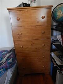 Great size chest of drawers. Great for a kids room!