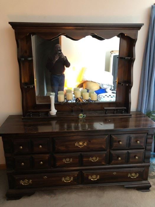 Dresser with mirror and 8 draws.