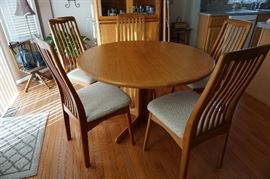 Teak round table w/ 2 leaves and 4 chairs