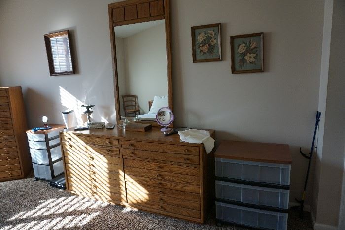 Dresser w/ mirror Thomaqsville, storage units, pictures