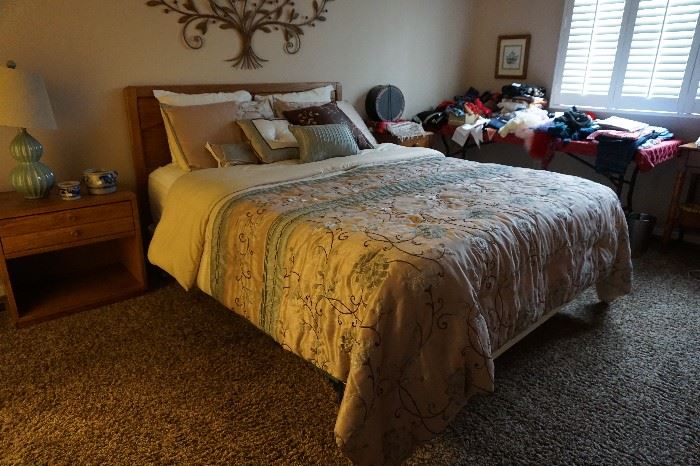 queen bed Oak, night stand