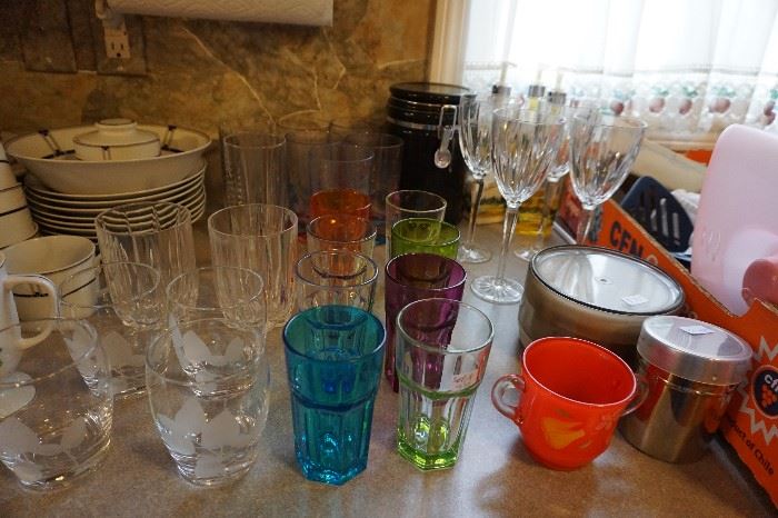 Colored glass glasses, crystal wine glasses, rocks glasses