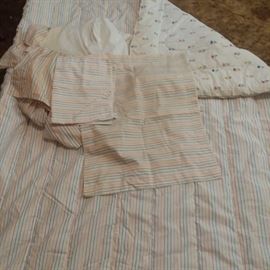 Full size reversible Comforter with Skirt and 2 pillow shams
